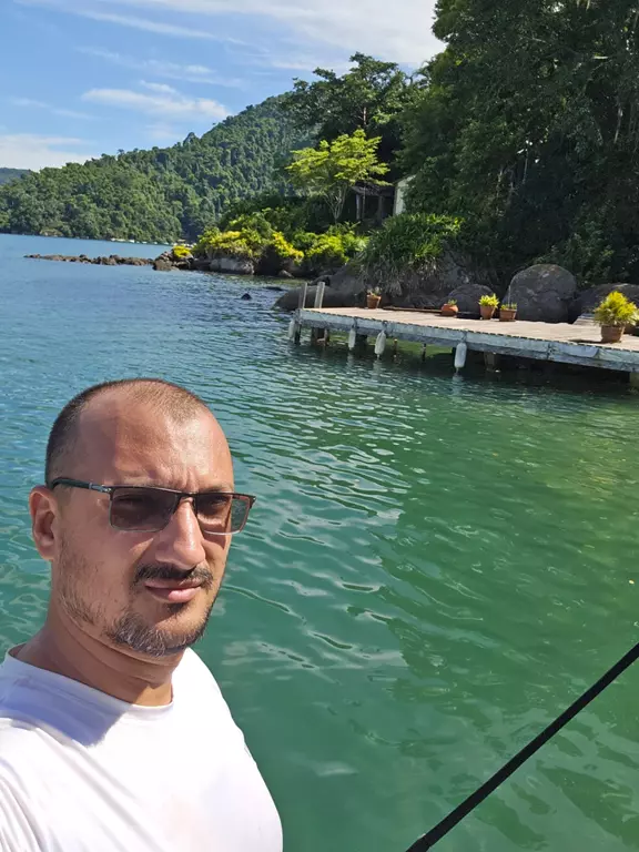Renan Minair correto de imóveis visitando uma ilha a venda