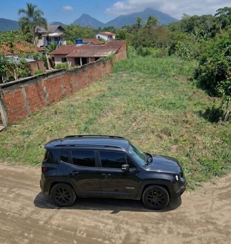 foto de um carro na frente de um terreno a venda em paraty